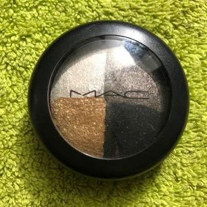 MAC mineralize eyeshadow in assemblage